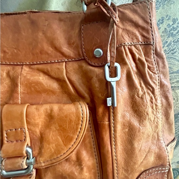 Fossil Distressed Leather Large Shoulder Bag Key Charm - Picture 2 of 14